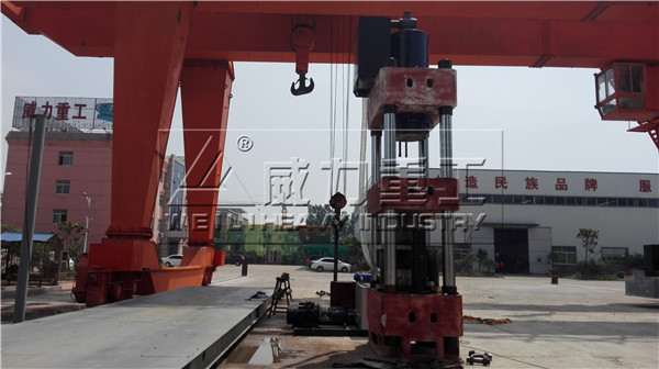 汽車保險杠液壓機(jī)準(zhǔn)備噴漆